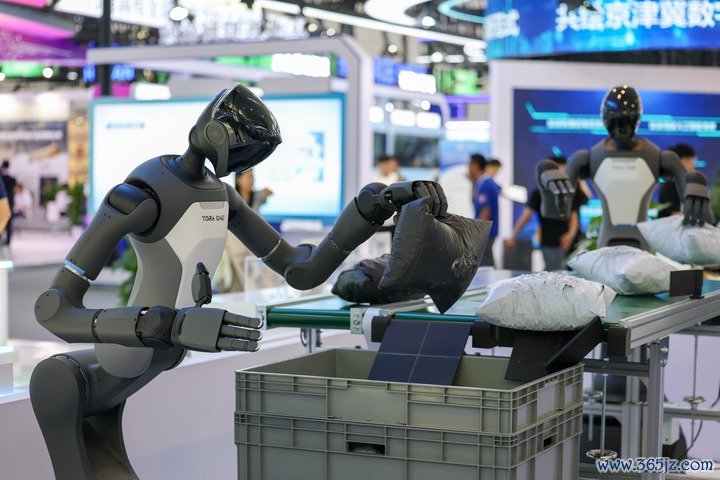 帕西尼感知科技的机器东说念主在2026寰宇智能产业展览会现场演示物流包裹持取。新华社记者孙凡越 摄