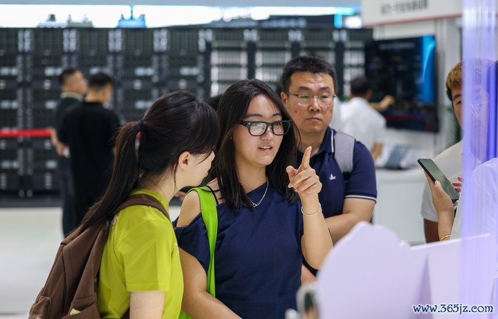 不雅众在2026寰宇智能产业展览会上试戴一款AI翻译眼镜。新华社记者孙凡越 摄